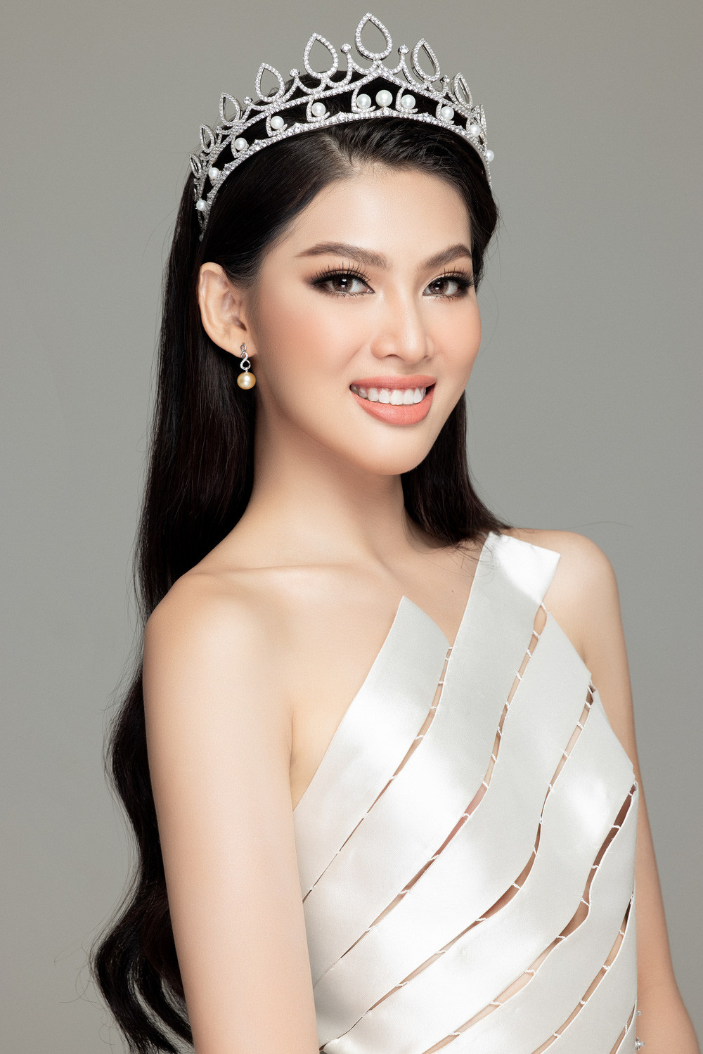 Hoa hậu Đỗ Thị Hà đọ sắc bên hai Á hậu sau 1 tháng đăng quang - Ảnh 14.