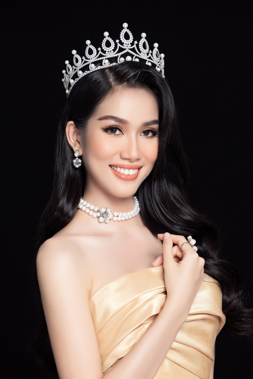 Hoa hậu Đỗ Thị Hà đọ sắc bên hai Á hậu sau 1 tháng đăng quang - Ảnh 8.