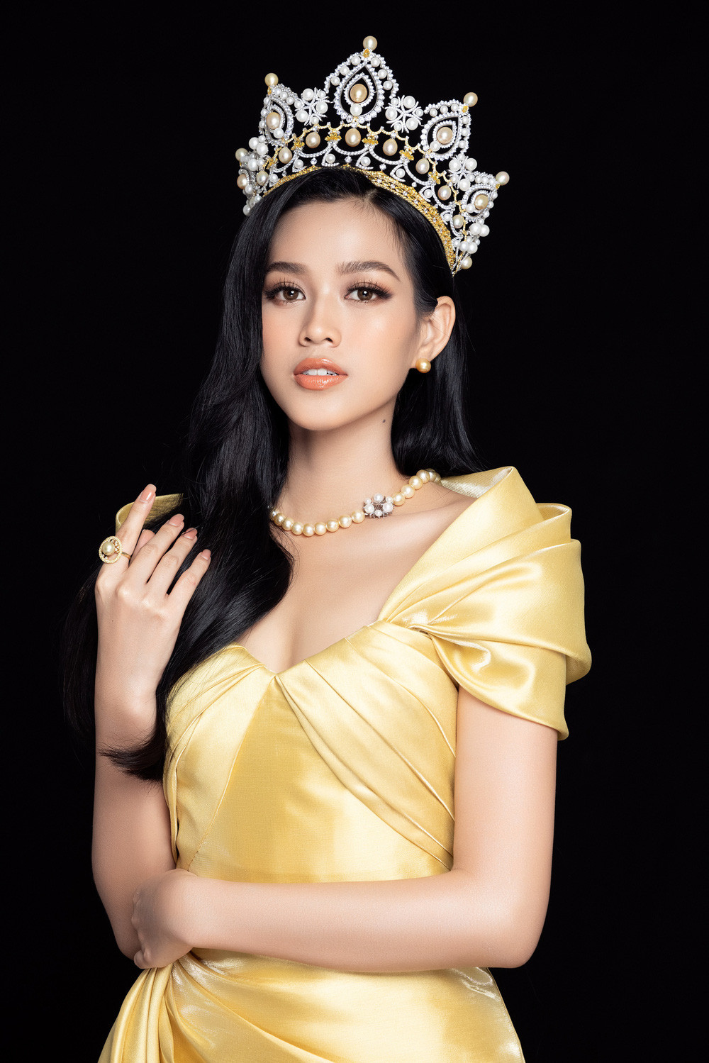Hoa hậu Đỗ Thị Hà đọ sắc bên hai Á hậu sau 1 tháng đăng quang - Ảnh 6.
