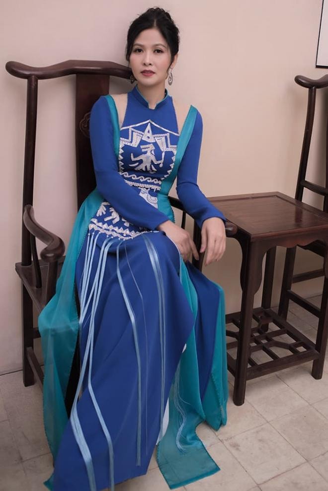 Diễn viên Thúy Hà “Về nhà đi con” tái xuất đầy xinh đẹp với áo dài hậu ly hôn 2