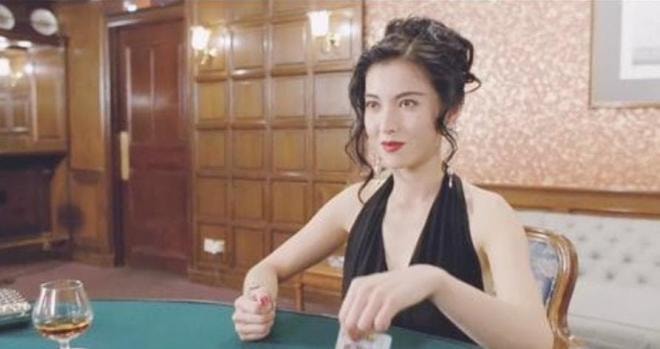Cô là 'Tử Sam Long Vương đẹp nhất màn ảnh' và là mối tình đầu trong 8 năm của Ngô Trấn Vũ, cô đã 50 tuổi và không bị Châu Huệ Mẫn đánh bại 5