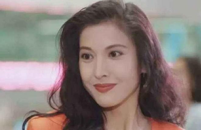 Cô là 'Tử Sam Long Vương đẹp nhất màn ảnh' và là mối tình đầu trong 8 năm của Ngô Trấn Vũ, cô đã 50 tuổi và không bị Châu Huệ Mẫn đánh bại 3