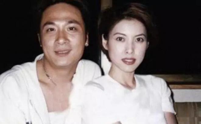 Cô là 'Tử Sam Long Vương đẹp nhất màn ảnh' và là mối tình đầu trong 8 năm của Ngô Trấn Vũ, cô đã 50 tuổi và không bị Châu Huệ Mẫn đánh bại 1