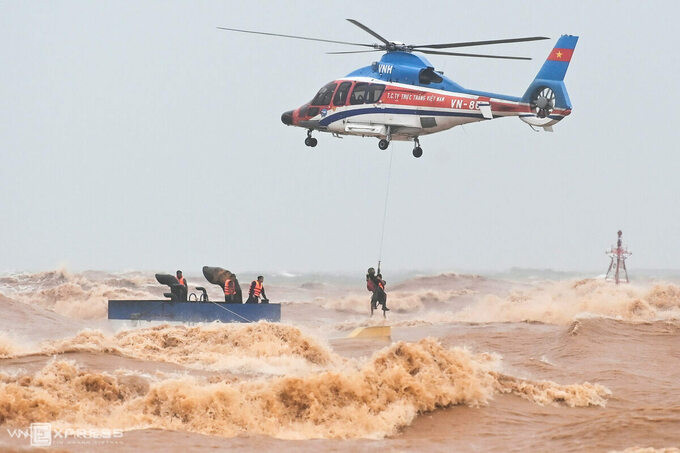 Trực thăng quân đội tham gia cứu hộ các thuyền viên trên tàu mắc cạn ở Quảng Trị, lúc 8h30 sáng 11/10. Ảnh: Giang Huy