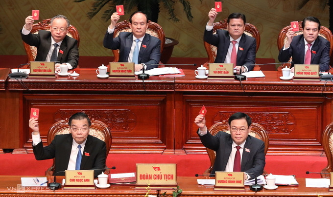 Hàng đầu từ trái qua: Chủ tịch UBND TP Hà Nội Chu Ngọc Anh, Bí thư Thành ủy Hà Nội Vương Đình Huệ tại Đại hội Đảng bộ TP Hà Nội lần thứ XVII, nhiệm kỳ 2020-2025, ngày 12/10. Ảnh: Ngọc Thành