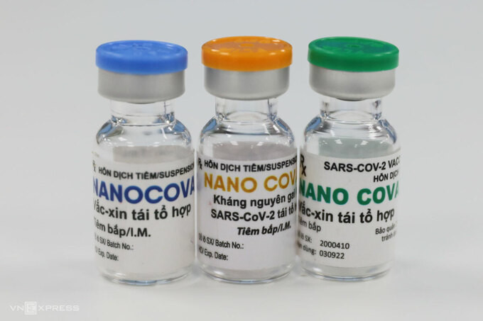 Vaccine Nanocovax cùng các mẫu thành phẩm là kháng thể dạng tiêm thuộc nhóm thuốc điều trị đặc hiệu Covid-19 do công ty Nanogen nghiên cứu và sản xuất tại Việt Nam. Ảnh: Quỳnh Trần