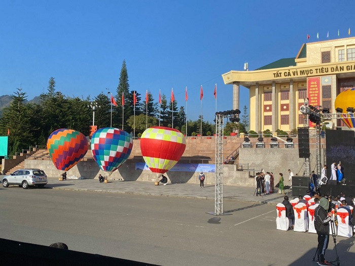 Lai Châu tổ chức chuỗi sự kiện giải dù lượn và hoạt động khinh khí cầu - 1