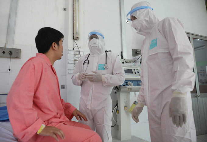 Bệnh nhân Covid-19 đầu tiên tại Việt Nam (trái) điều trị ở bệnh viện Chợ Rẫy, khỏi bệnh cuối tháng 2. Ảnh: Hữu Khoa.
