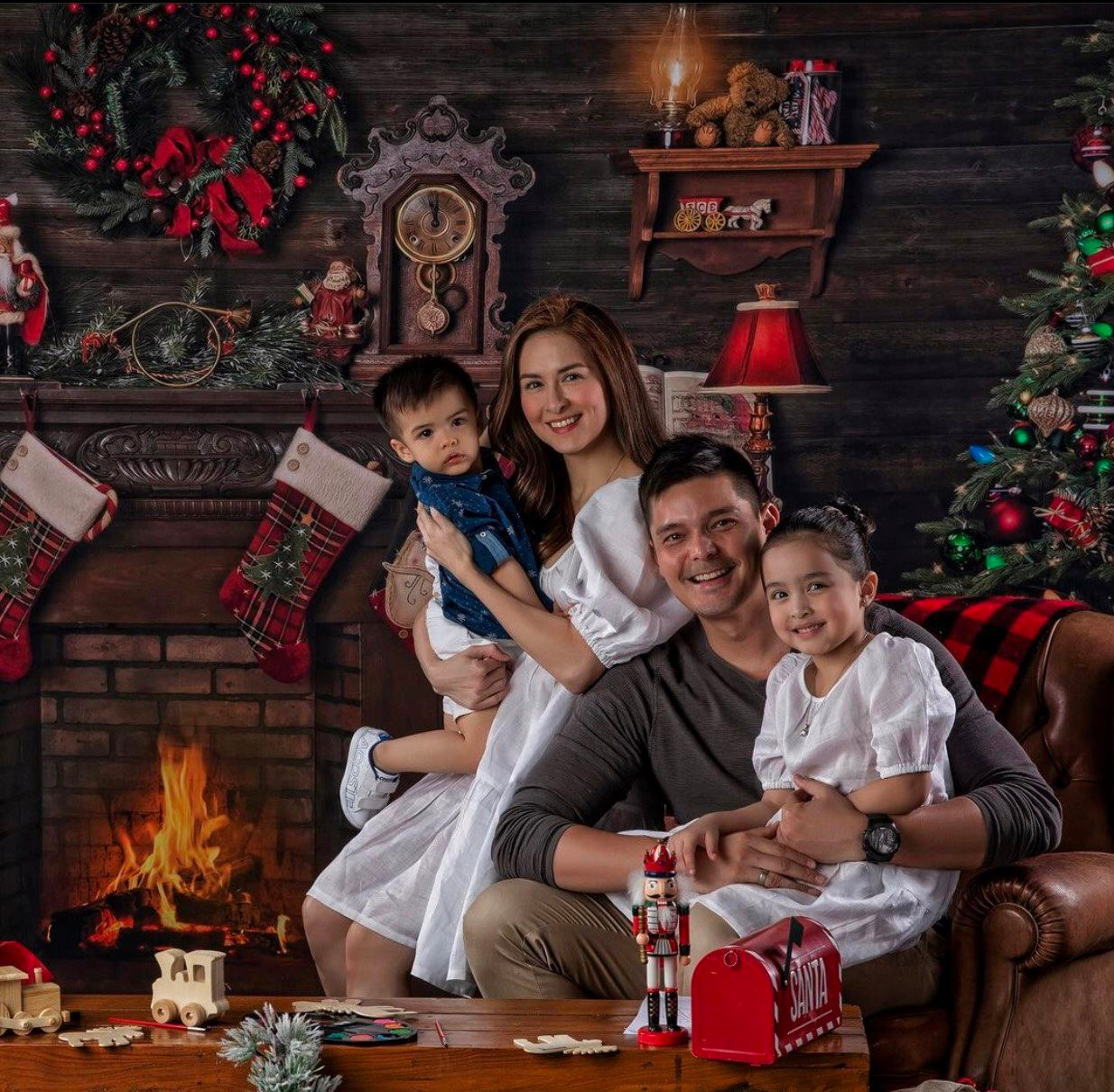 Hãy cùng đón Giáng sinh ấm áp bên gia đình và tạo ra những khoảnh khắc đáng nhớ để lưu giữ. Những bức ảnh gia đình đón Giáng sinh sẽ thực sự đầy yêu thương và hạnh phúc. Hãy xem ngay để cảm nhận cùng chúng tôi.