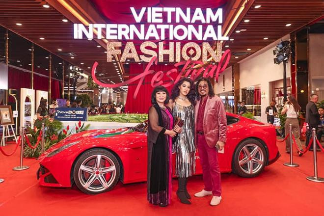 gia-dinh-cam-van-khac-trieu-ngoisaovn-w700-h467 0