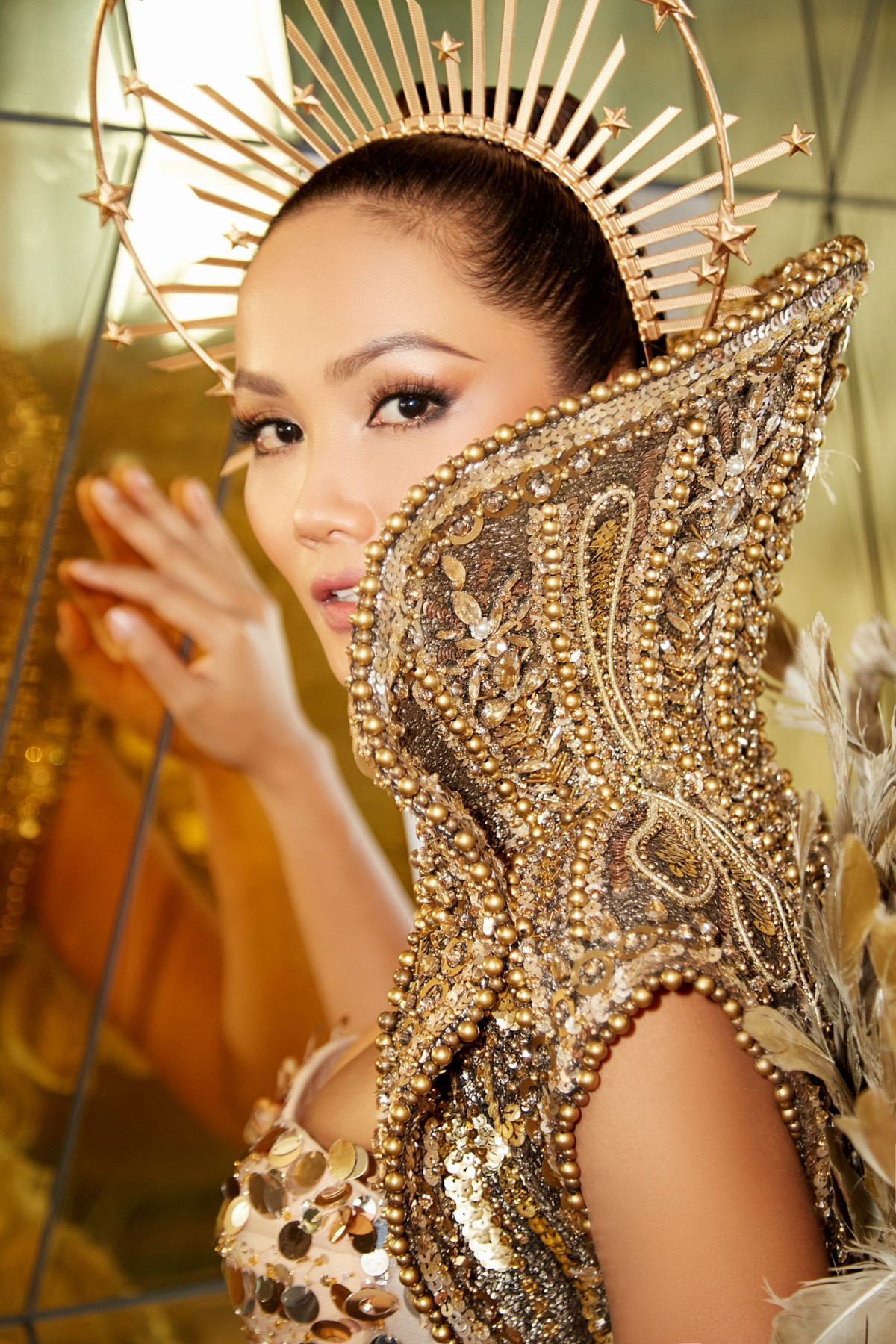 Vẻ đẹp quyền lực của Hoa hậu H’Hen Niê trong tạo hình nữ thần Mặt trời - 8