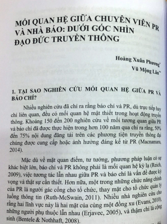 Bài viết của hai tác giả Hoàng Xuân Phương và Vũ Mộng Lân trong cuốn sách. Ảnh:Mạnh Tùng.