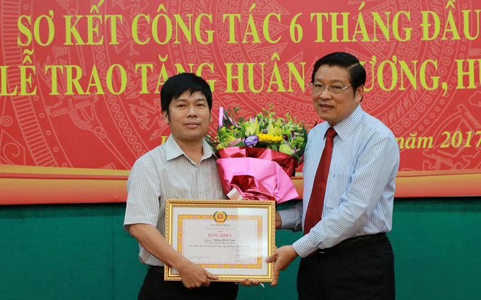 Phóng viên Hoài Nam được trao bằng khen năm 2017. Ảnh: Facebook Hoài Nam.