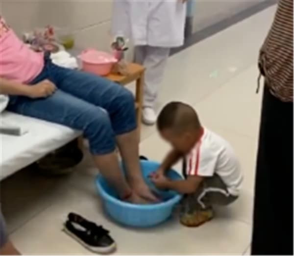 Xót xa cậu bé 2 tuổi tỉ mẩn rửa chân cho người mẹ bị ung thư giai đoạn cuối 1