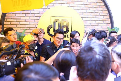 dong-dao-nguoi-ham-mo-vay-quanh-tan-thuyen-truong-cua-clb-hagl-w500-h333.JPG