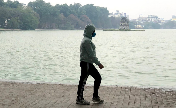 Người dân đi tập thể dục ở Hồ Gươm sáng 6/1. Ảnh: Giang Huy.