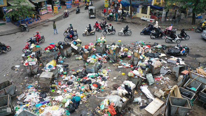 Cuối năm 2020, nhiều địa bàn của thành phố ùn ứ rác thải do thay đổi đơn vị thu gom rác. Trong ảnh là khu tập kết rác sau bến xe Mỹ Đình (quận Nam Từ Liêm) hôm 30/12/2020. Ảnh: Ngọc Thành.