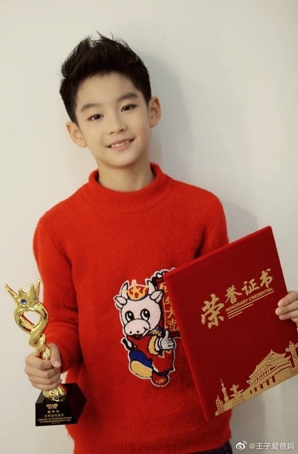 Con trai mỹ nhân 'Quan huyện 9 tuổi' Tào Dĩnh bất ngờ gây sốt vì thần thái ngút ngàn, thừa hưởng hết nét đẹp của mẹ    8