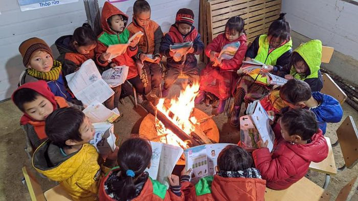 Ảnh: Nhiều điểm trường xuất hiện băng giá, thầy trò quây quần đốt lửa sưởi ấm - 3