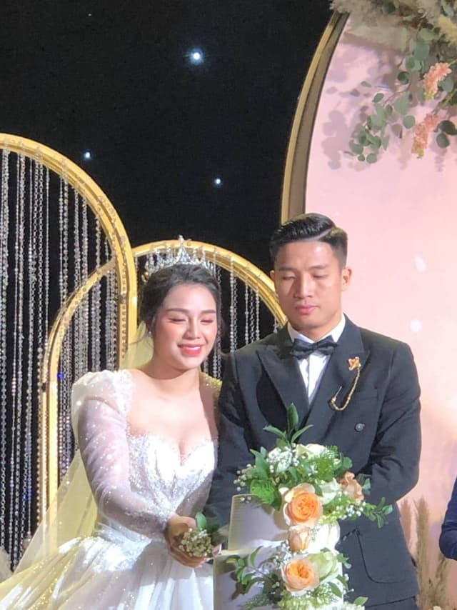 Bùi Tiến Dũng khoá môi Khánh Linh trong lễ cưới tại Hà Nội