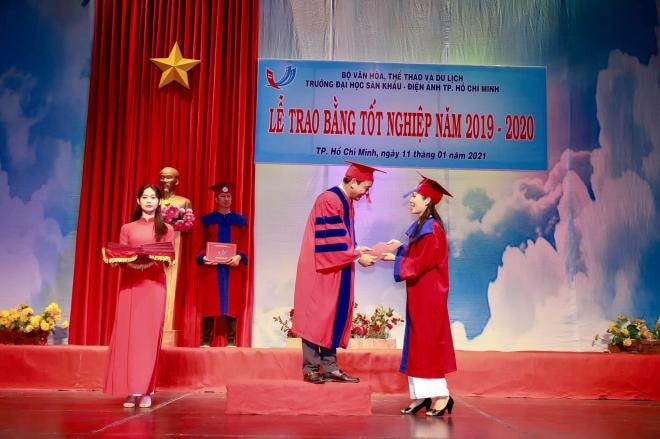 Trịnh Kim Chi nhận bằng tốt nghiệp  0
