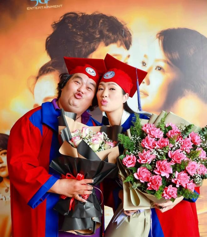 Trịnh Kim Chi nhận bằng tốt nghiệp  1