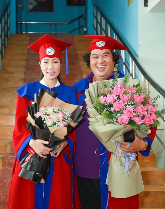 Trịnh Kim Chi nhận bằng tốt nghiệp  2