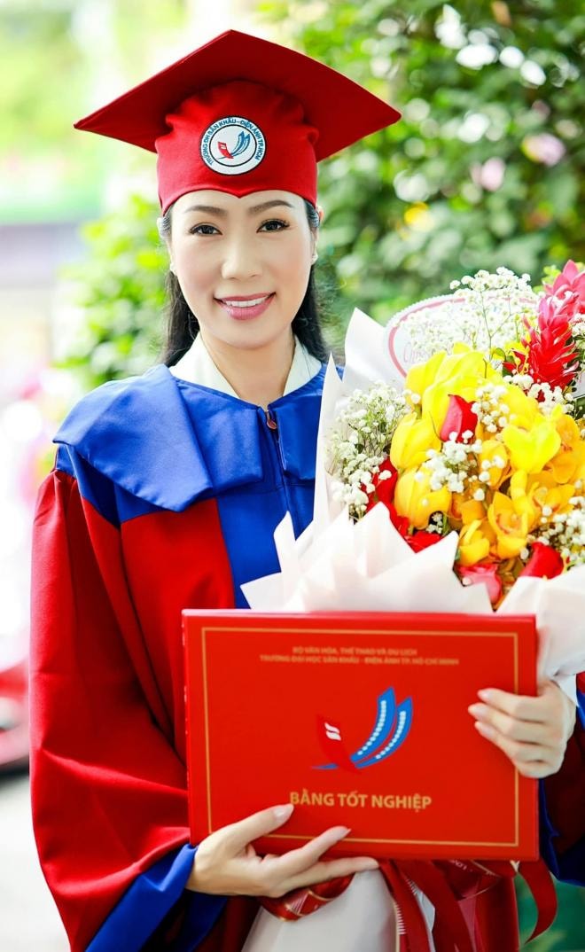 Trịnh Kim Chi nhận bằng tốt nghiệp  3