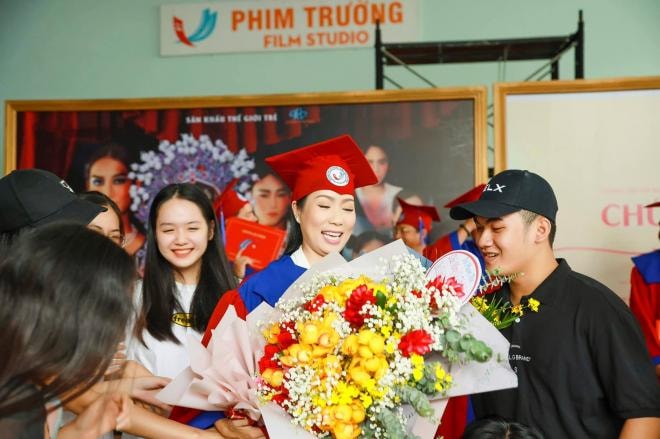 Trịnh Kim Chi nhận bằng tốt nghiệp  0