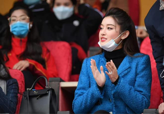 Huyền My nổi ‘bần bật’ trên báo Thái sau khi ‘hâm nóng’ sân Hàng Đẫy với nhan sắc xinh đẹp 5