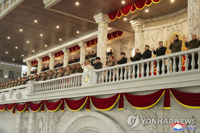 Triều Tiên trình làng nhiều vũ khí mới tại lễ duyệt binh mừng Đại hội Đảng - Ảnh 1.