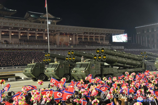 Triều Tiên trình làng nhiều vũ khí mới tại lễ duyệt binh mừng Đại hội Đảng - Ảnh 2.