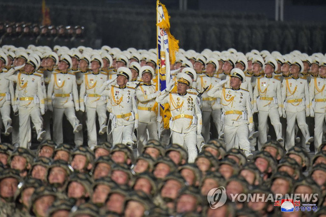 Triều Tiên trình làng nhiều vũ khí mới tại lễ duyệt binh mừng Đại hội Đảng - Ảnh 3.