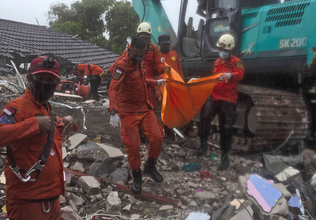 Động đất ở Indonesia: 73 người thiệt mạng, mưa lớn cản trở công tác tìm kiếm cứu nạn - Ảnh 1.