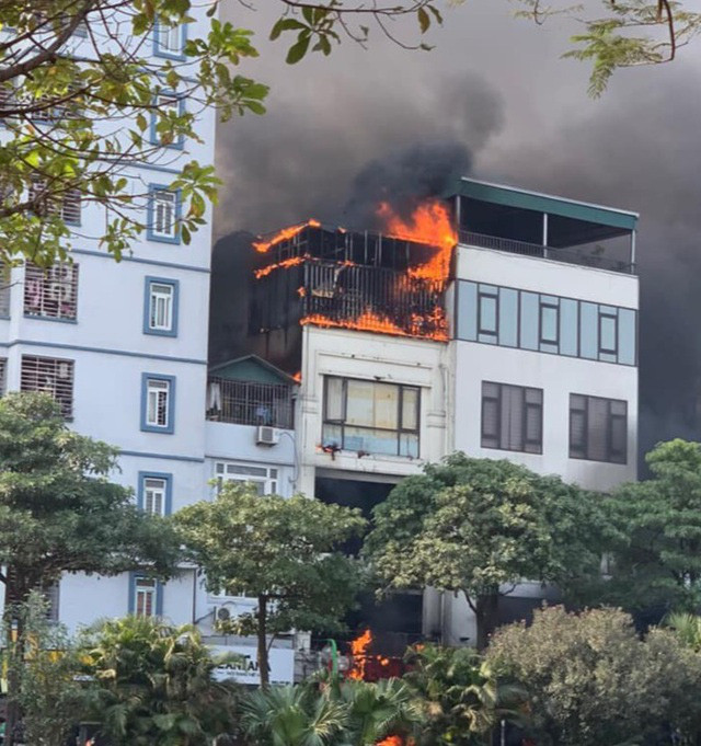 Cháy lớn ở nhà hàng lẩu 5 tầng trên phố Thượng Đình, khói lửa bốc cao hàng chục mét - Ảnh 1.