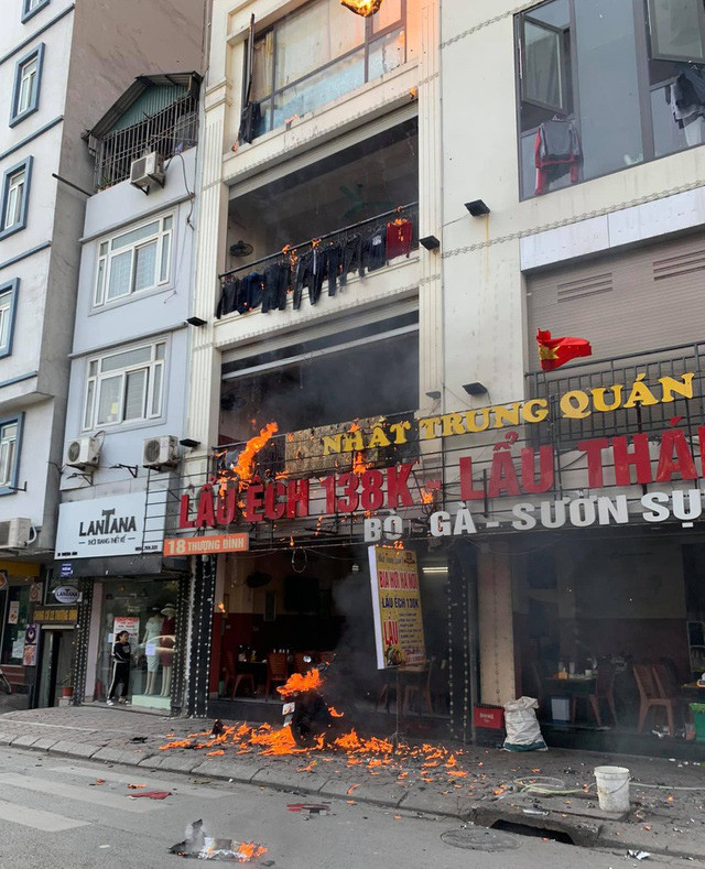 Cháy lớn ở nhà hàng lẩu 5 tầng trên phố Thượng Đình, khói lửa bốc cao hàng chục mét - Ảnh 3.