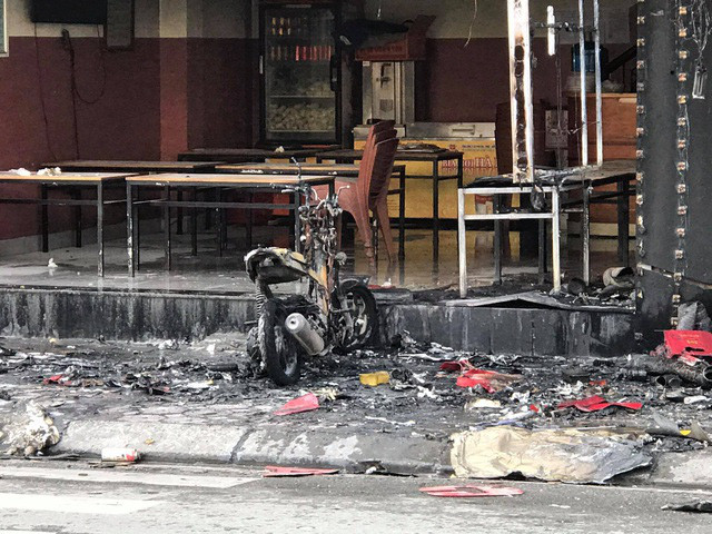 Cháy lớn ở nhà hàng lẩu 5 tầng trên phố Thượng Đình, khói lửa bốc cao hàng chục mét - Ảnh 2.