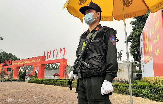 Trung úy Nguyễn Tiến Mạnh, Trung đoàn CSCĐ thủ đô đứng chốt tại cổng chính Trung tâm Hội nghị Quốc gia trên Đại lộ Thăng Long. Ảnh: Bá Đô