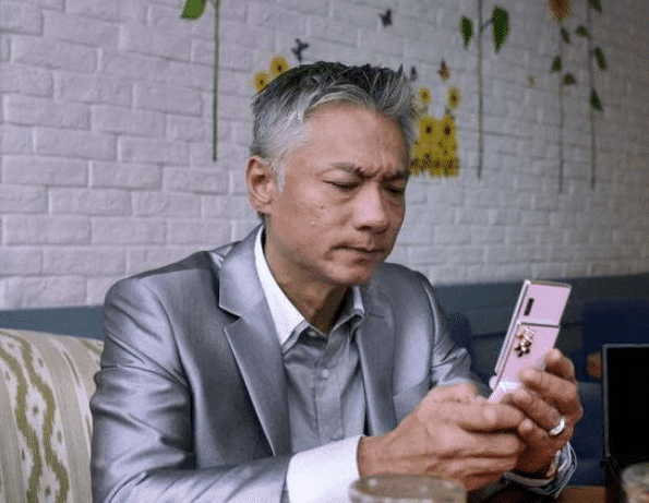 Anh là mỹ nam Hong Kong từng mê mẩn Lưu Gia Linh và Lâm Thanh Hà, phá sản năm 58 tuổi, bị vợ con ruồng bỏ 4