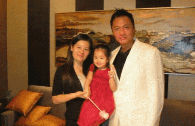 Anh là mỹ nam Hong Kong từng mê mẩn Lưu Gia Linh và Lâm Thanh Hà, phá sản năm 58 tuổi, bị vợ con ruồng bỏ 3