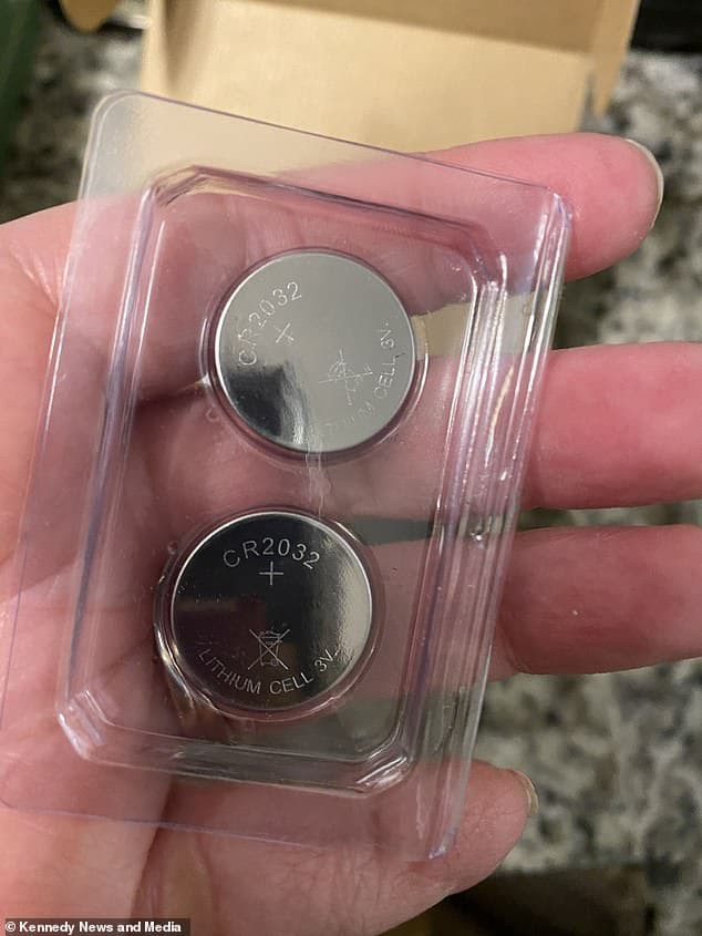 Cậu bé 2 tuổi qua đời sau khi nuốt phải cục pin cúc áo và bị 'đốt cháy' nội tạng 3 Cậu bé 2 tuổi qua đời sau khi nuốt phải cục pin cúc áo và bị 'đốt cháy' nội tạng 3