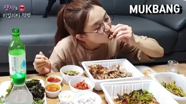 Vlogger Mukbang nổi tiếng của Trung Quốc qua đời ở tuổi 19 sau khi 'ăn thùng uống vại' để kiếm tiền 2
