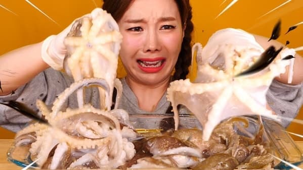 Vlogger Mukbang nổi tiếng của Trung Quốc qua đời ở tuổi 19 sau khi 'ăn thùng uống vại' để kiếm tiền 4