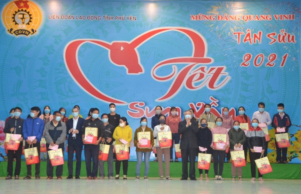 chanh-an-tandtc-nguyen-hoa-binh-trao-tang-qua-cho-nguoi-dan-tai-phu-yen-w1049-h676.jpg