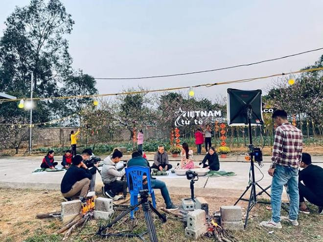 Một ngày đi làm tất bật từ hiện trường đến trường quay của Á hậu Thụy Vân 12 Một ngày đi làm tất bật từ hiện trường đến trường quay của Á hậu Thụy Vân 12