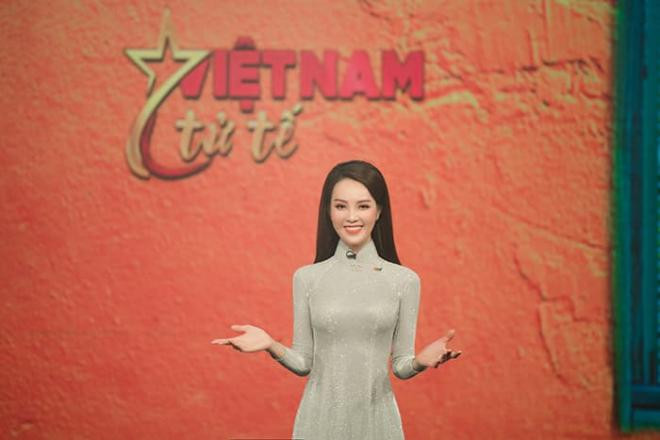 Một ngày đi làm tất bật từ hiện trường đến trường quay của Á hậu Thụy Vân 3 Một ngày đi làm tất bật từ hiện trường đến trường quay của Á hậu Thụy Vân 3