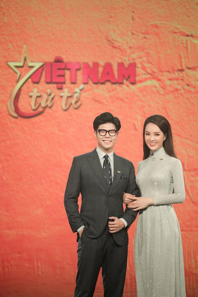Một ngày đi làm tất bật từ hiện trường đến trường quay của Á hậu Thụy Vân 2 Một ngày đi làm tất bật từ hiện trường đến trường quay của Á hậu Thụy Vân 2