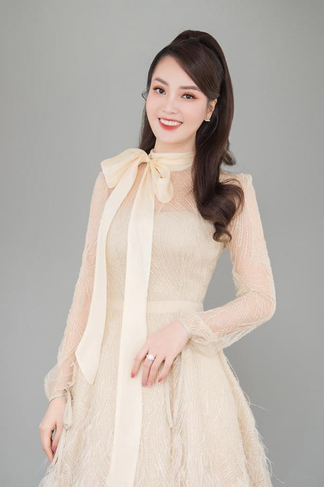Một ngày đi làm tất bật từ hiện trường đến trường quay của Á hậu Thụy Vân 0 Một ngày đi làm tất bật từ hiện trường đến trường quay của Á hậu Thụy Vân 0