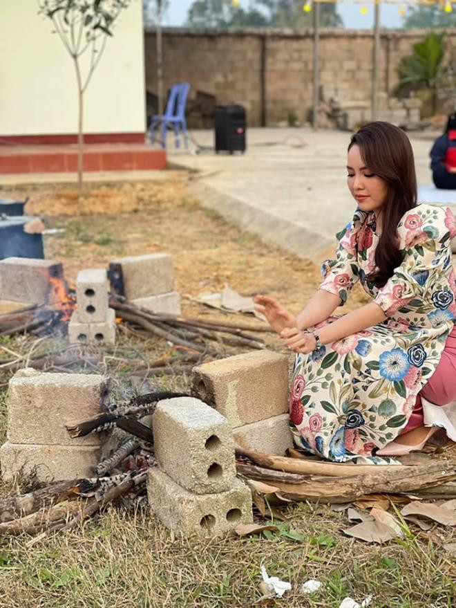 Một ngày đi làm tất bật từ hiện trường đến trường quay của Á hậu Thụy Vân 11 Một ngày đi làm tất bật từ hiện trường đến trường quay của Á hậu Thụy Vân 11
