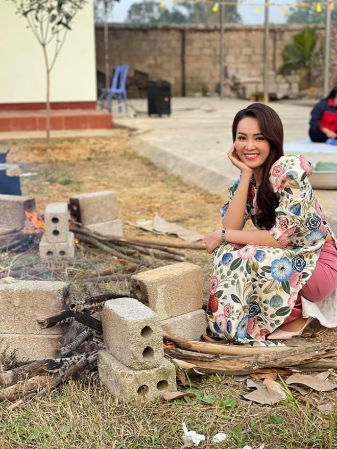 Một ngày đi làm tất bật từ hiện trường đến trường quay của Á hậu Thụy Vân 10 Một ngày đi làm tất bật từ hiện trường đến trường quay của Á hậu Thụy Vân 10